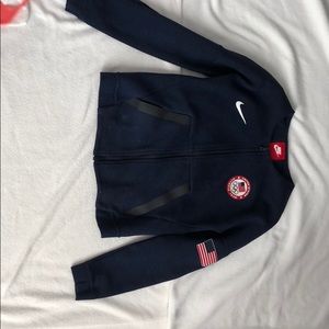 I’m selling a Nike Long’s leave sweatshirt